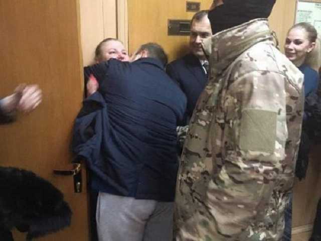 "Мы с вами, все хорошо!" - пленных украинских моряков трогательно встретили в российском суде - видео