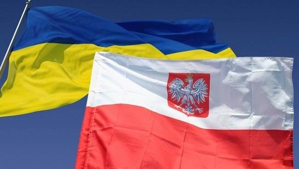 Правительство Украины в лице Андрея Дещицы отправило в Польшу ноту протеста из-за осквернения государственного флага