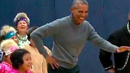 Барак Обама сплясал танец коренных народов Аляски