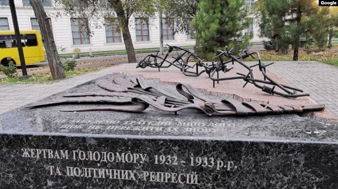 "Голодомор – выдумка Украины": оккупанты демонтировали в Мариуполе памятник жертвам геноцида