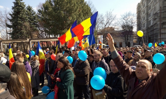 На митинге в Кишиневе 8 тысяч человек проголосовали за объединение Молдовы с криками "Великая Румыния!"