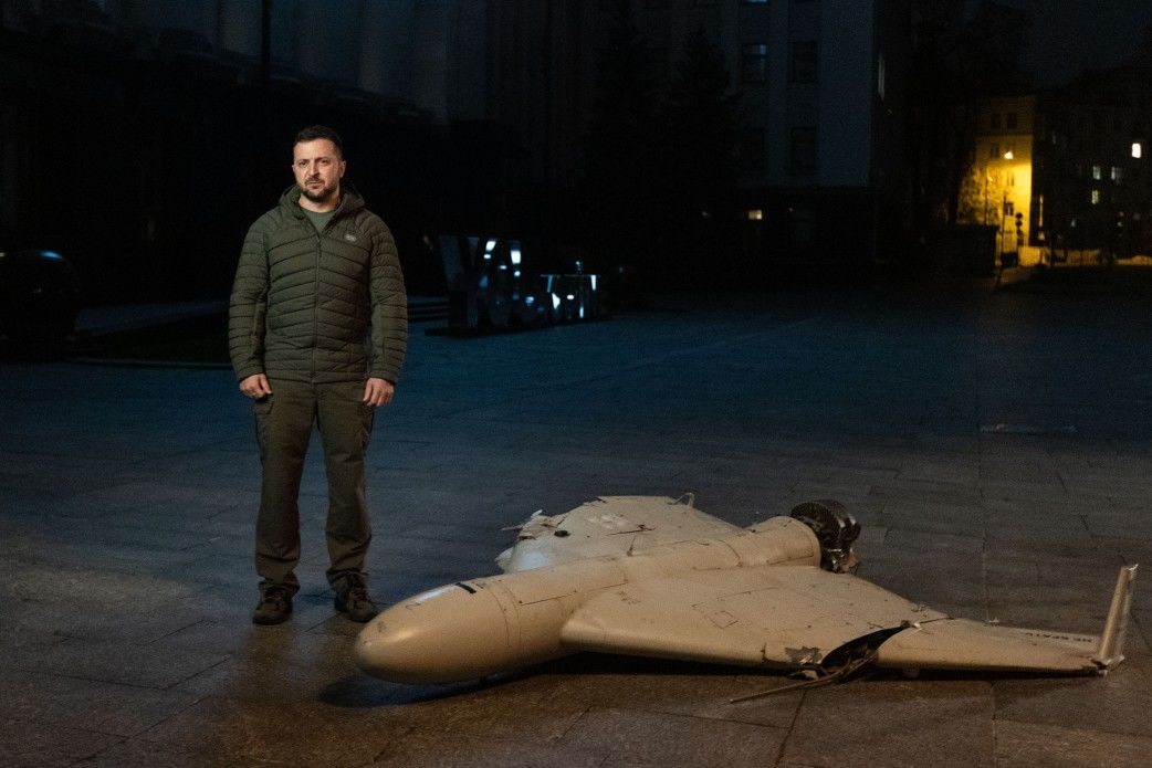 Зеленский рядом со сбитым Shahed пообещал, что ВСУ "подрежут крылья всем железным чудищам"
