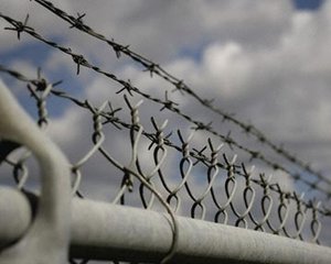 Вследствие обстрелов из тюрем Луганской области сбежало 13 заключенных