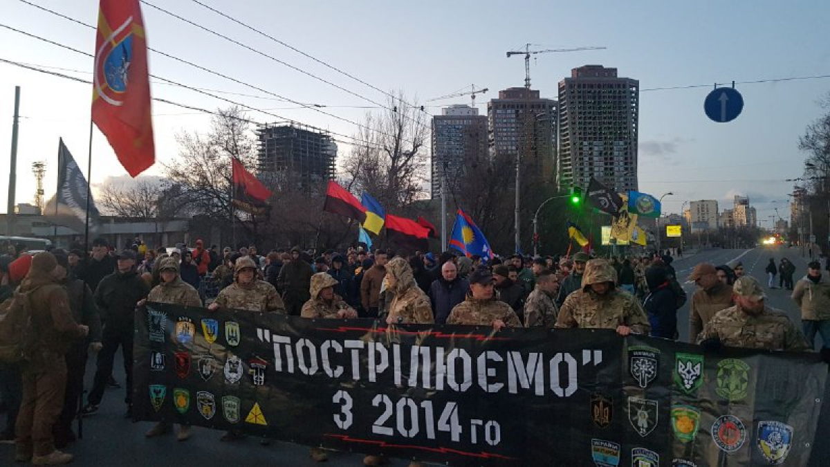 Марш Добровольцев в Киеве: с криками о Донецке и Луганске сотни ветеранов АТО идут к посольству РФ 