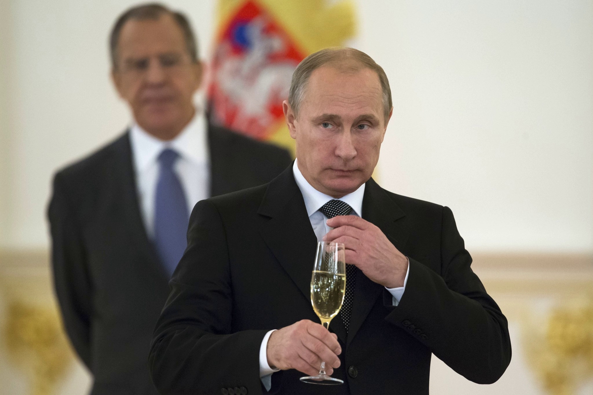 "Всего боится", - Путин снова отличился необычным поведением и взбудоражил Сеть - кадры