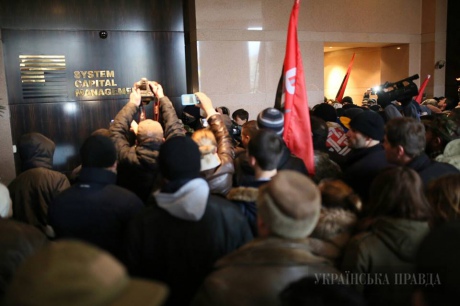 «Мы его повалим!»: Участники вече штурмуют офис Ахметова и собираются штурмовать Печерский суд (ФОТО) 