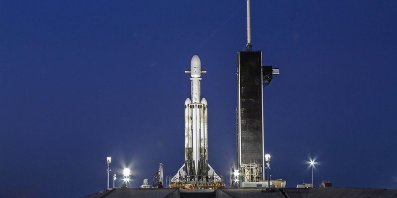 SpaceX запустила ракету Falcon Heavy