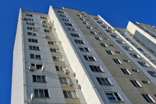 В Киеве возле злополучной многоэтажки найдено тело 22-летнего парня