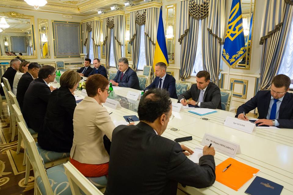 Санкции в отношении России должны быть продлены - Порошенко встретился с послами ЕС и G7