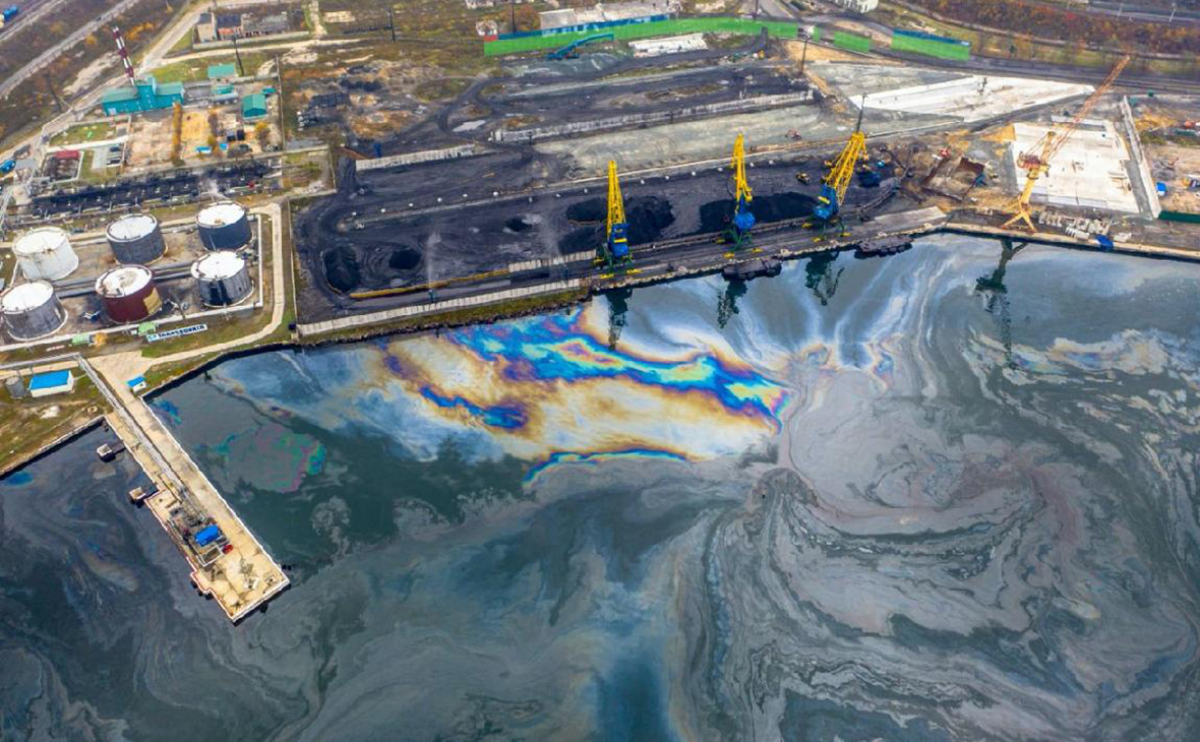 Новое экологическое бедствие в РФ: гигантское пятно нефти залило акваторию Находки 