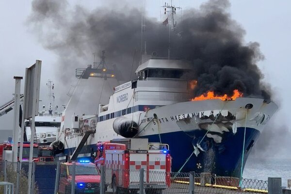 В порту Тромсе полыхает российский корабль: все заволокло черным дымом, начата срочная эвакуация