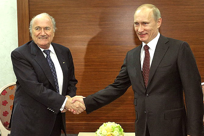 Из рук в руки. Президент ФИФА передал эстафету ЧМ Владимиру Путину