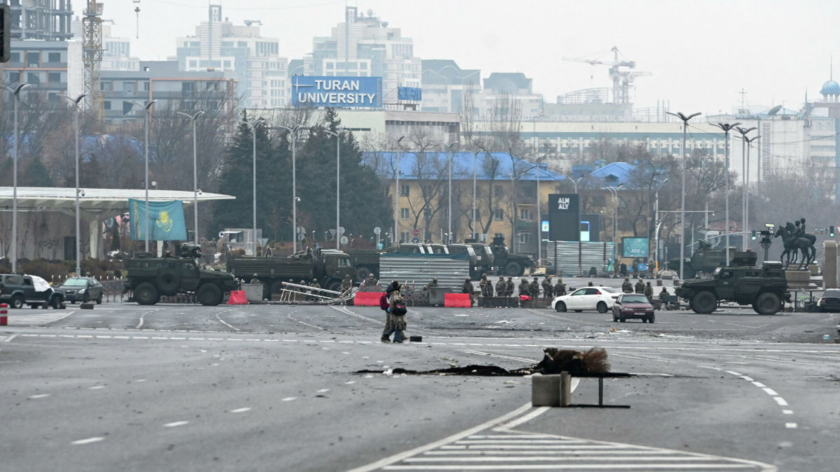 СМИ: стрельба продолжается в Алматы, силовики задерживают протестующих