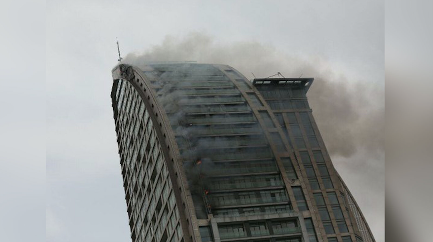 Пожарные уже несколько часов не могут потушить в Баку знаменитый небоскреб "Башня Трампа": очевидцы показали первые кадры пожара