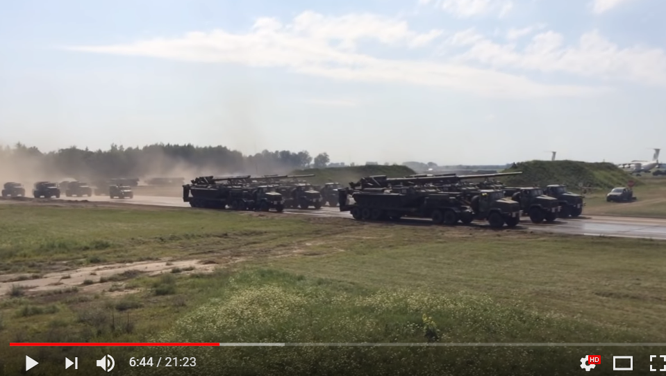 Бронетехника, танки и тяжелая артиллерия: первое видео репетиции парада под Киевом потрясло соцсети мощью