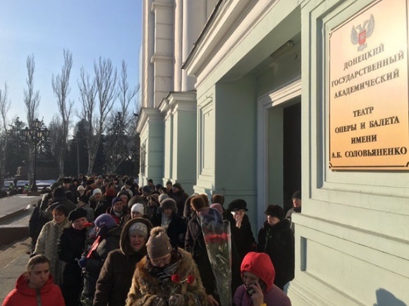 Людей намного меньше, чем на похоронах Моторолы: в Сеть попали первые кадры с похорон Гиви в оккупированном Донецке, боевика хоронят в закрытом гробу