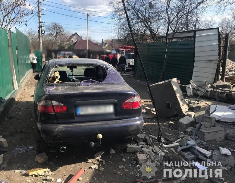 Взрыв в Киеве повредил дома и машины - спасатели разбирают руины, под завалами могут быть люди