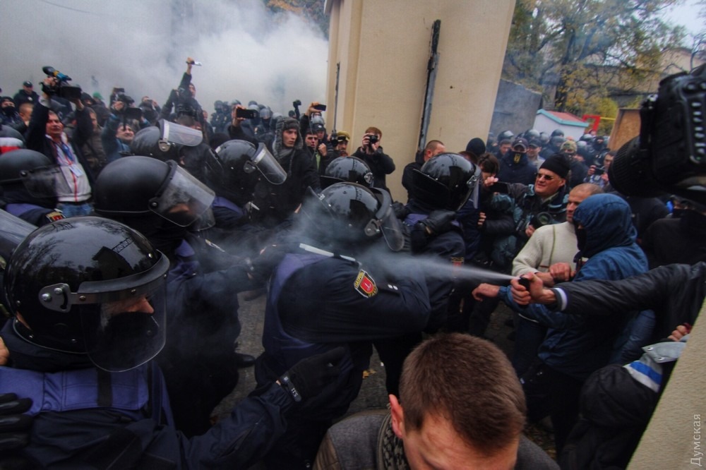 Черепно-мозговые травмы и ожоги: число пострадавших полицейских в ходе массовой драки в Одессе возросло, в полиции назвали шокирующую цифру, - подробности