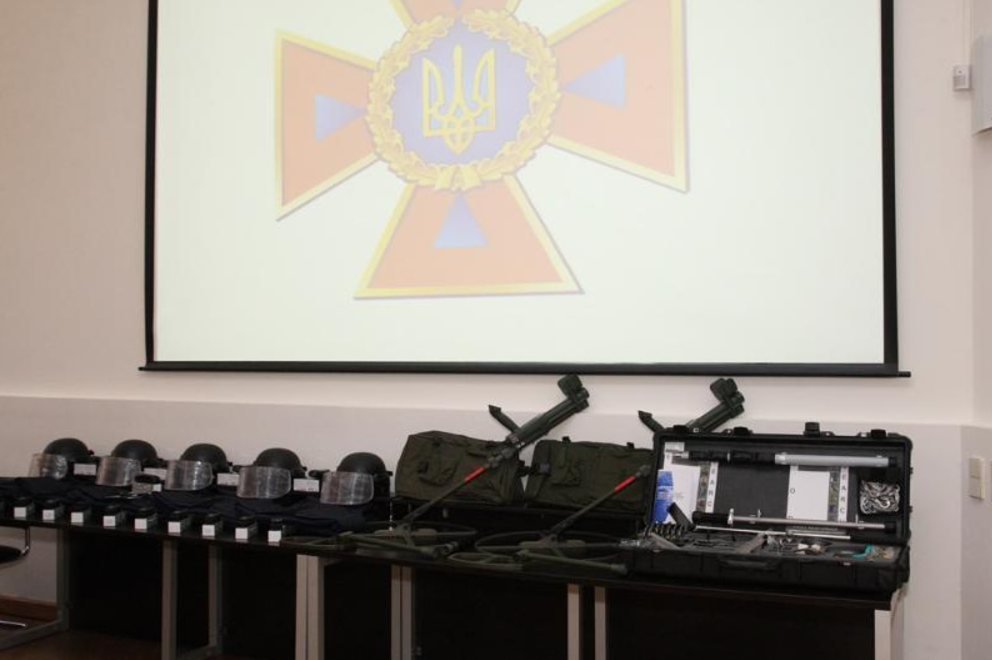 Украинские пиротехники получили от НАТО противоминное оборудование - кадры