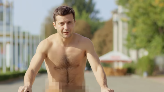 Актер Владимир Зеленский проехался на велосипеде по киевским улицам полностью голый: таким украинского шоумена зритель еще не видел - кадры