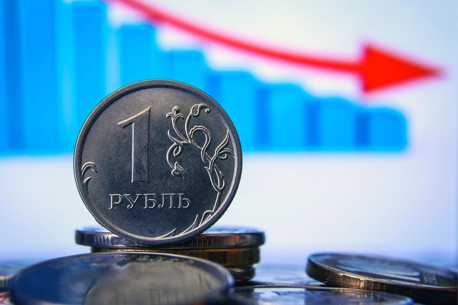 В тройке самых слабых валют: российский рубль продолжает падение