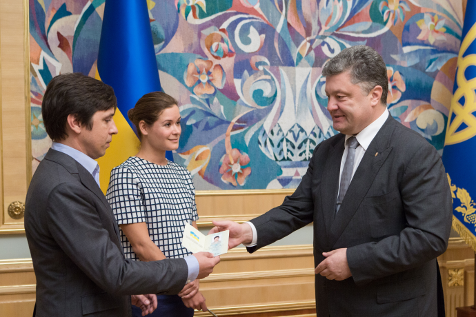 Порошенко вручил Марии Гайдар украинский паспорт