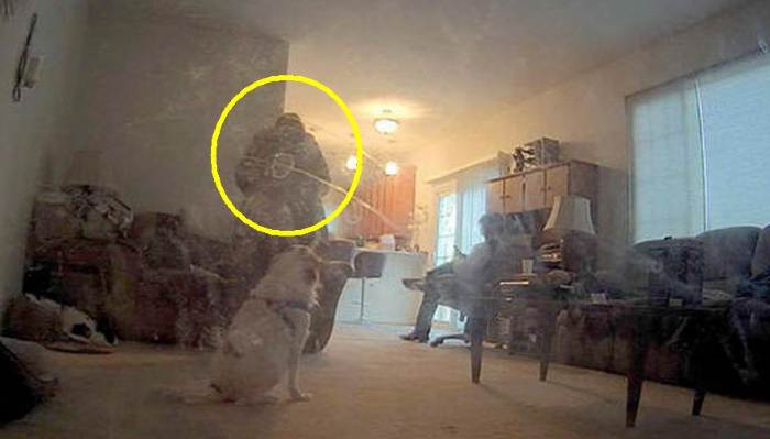 Камере наблюдения удалось запечатлеть древний призрак женщины, посещающий дом пожилой пары