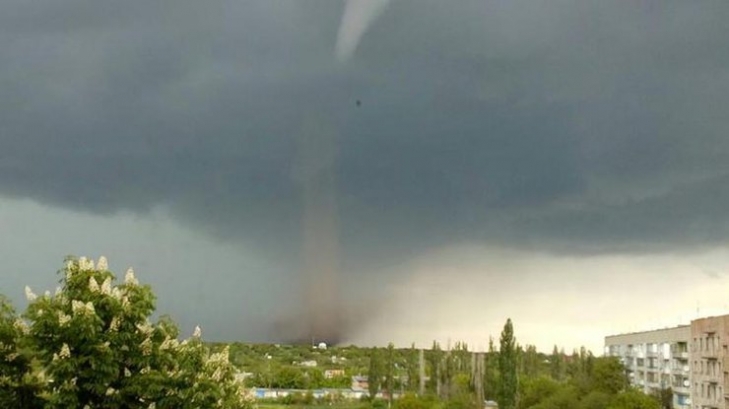 Фотофакт: жители Кировоградской области сообщают о страшном смерче, который пронесся над городами