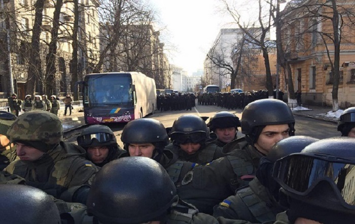 В Киеве произошли первые столкновения между активистами блокады и Нацгвардией: бойцов забрасывают петардами, у офиса Ахметова ожидается мощный пикет