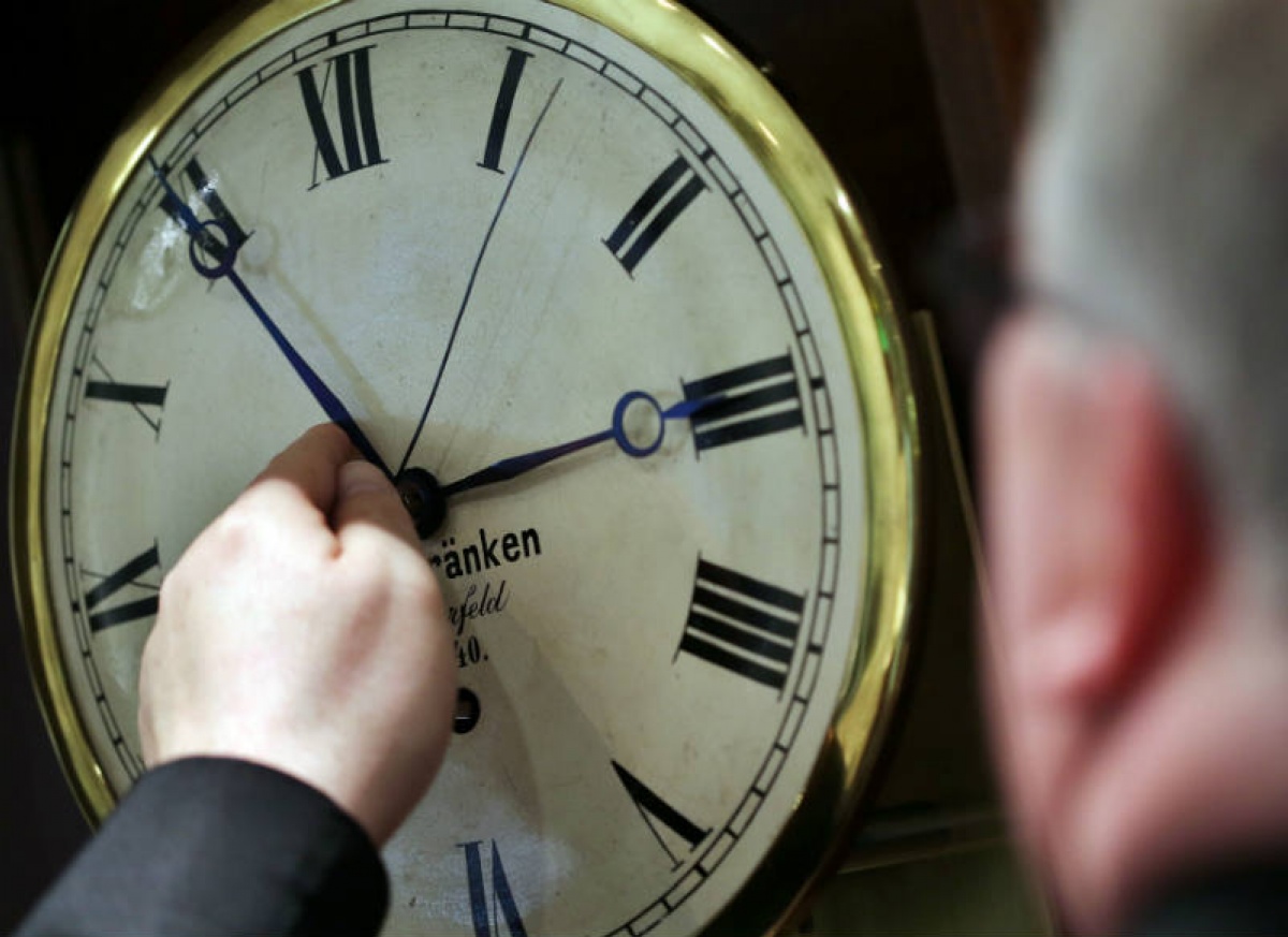 ​Украина переходит на летнее время: когда в стране переведут стрелки часов?