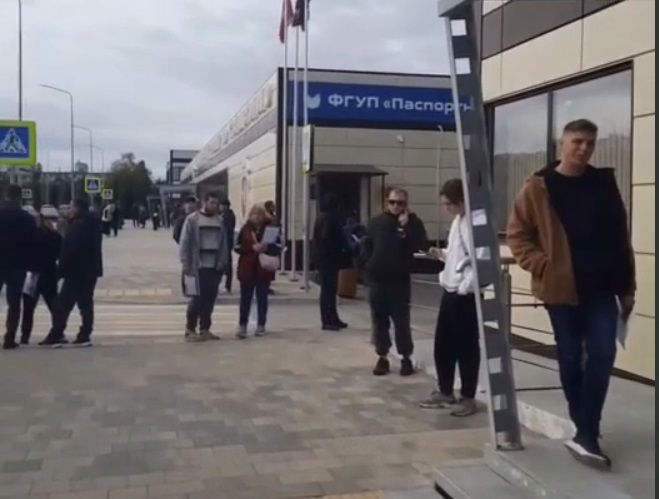 В Севастополе взрывы: над городом дым, из здания так называемого "МВД" выгнали всех