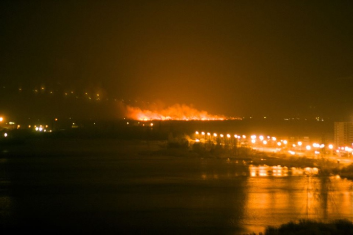 Что горит под Киевом? Пользователи соцсетей публикуют фото масштабного пожара недалеко от столицы