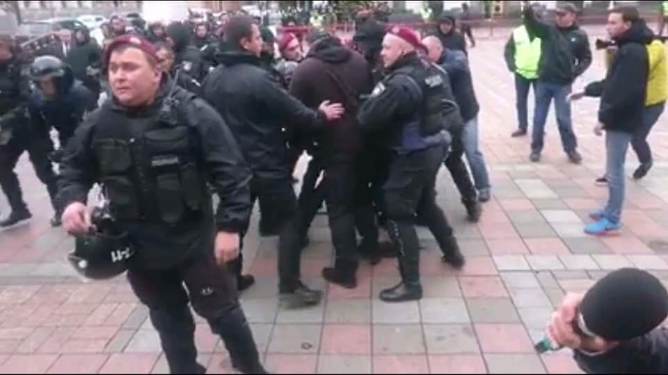 Новые столкновения под Радой: полиция "помяла" активистов "Национального корпуса" - кадры