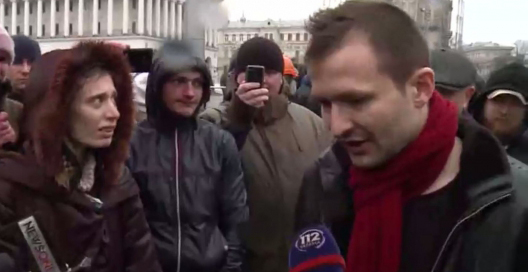 Первая стычка на Майдане: неизвестные в балаклавах  и камуфляже окружили протестующих