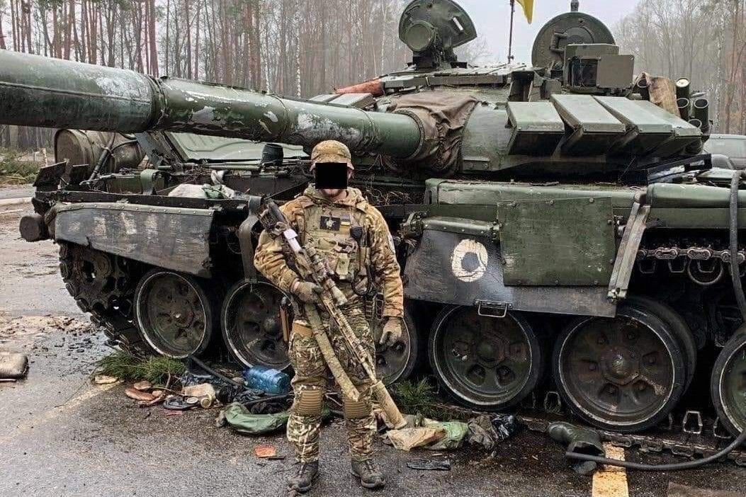 "Кладбище" танков Путина под Белгородом: десятки разбитых Т-72 и Т-90 засек беспилотник-шпион