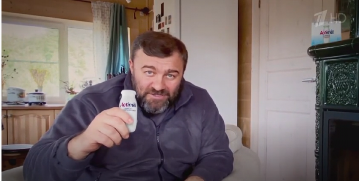 Компания Danone сделала рекламу с Пореченковым, который "расстрелял" бойцов ВСУ и назвал братом Моторолу