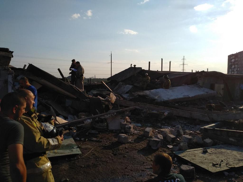 В оккупированной Горловке взрывом разнесло гаражный кооператив: в Сети опубликовали кадры сильных завалов