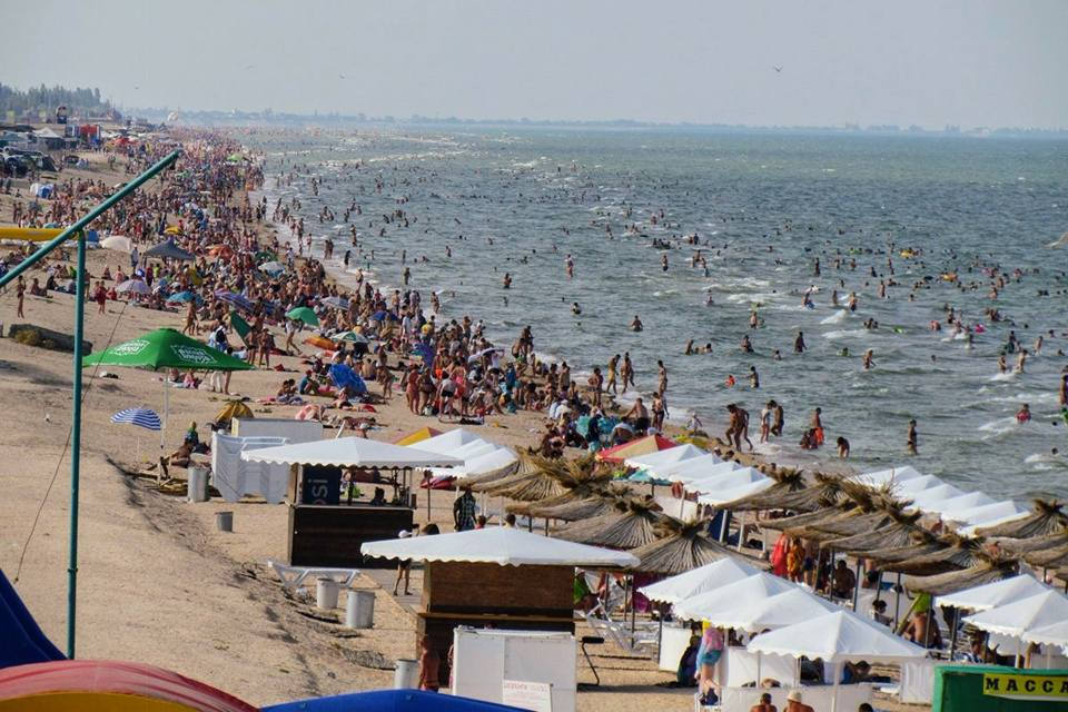 Смотри, Крым, и завидуй: появились кадры с забитых туристами пляжей неоккупированной Украины