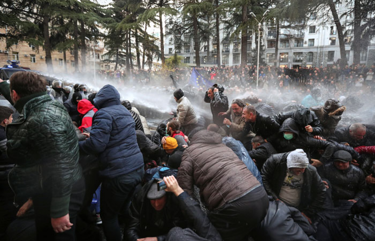 Протесты в Грузии: полиция применила слезоточивый газ и водометы, есть пострадавшие