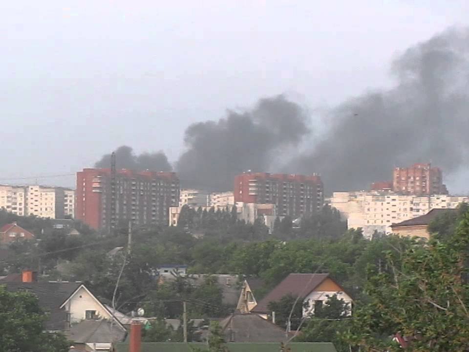 Очевидцы: в Луганске из "Града" полностью уничтожены два дома