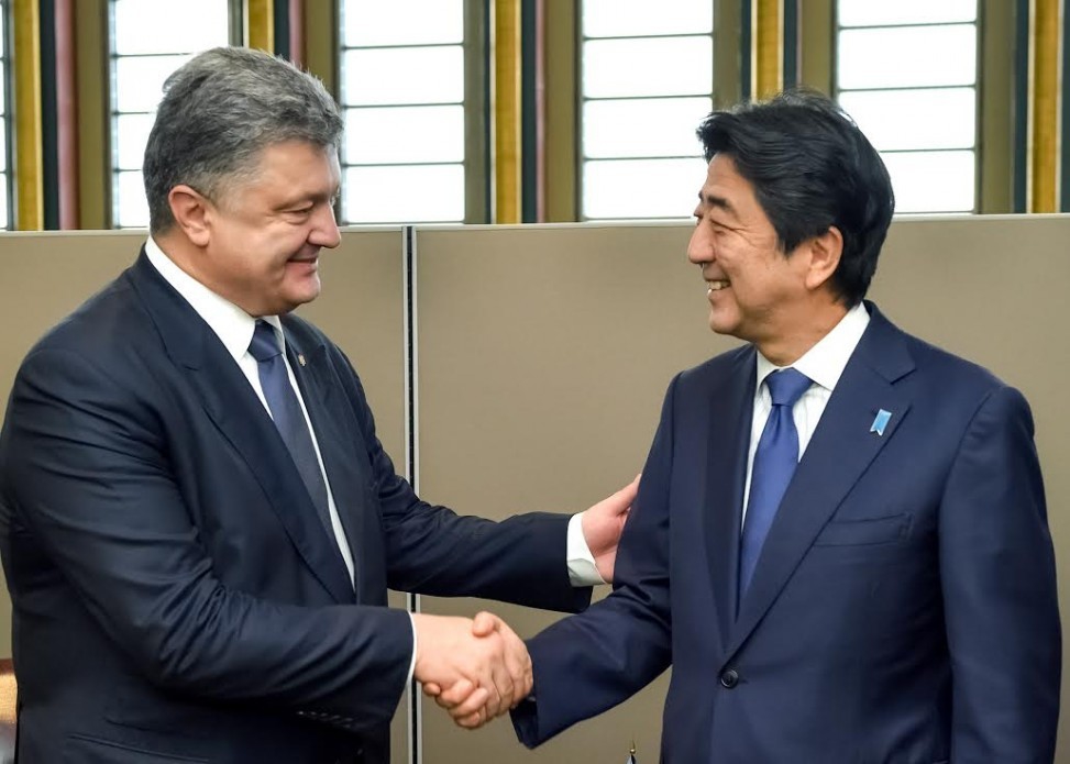 Порошенко и премьер-министр Японии Синдзо Абэ обсудили торгово-экономическое сотрудничество и сохранение санкций в отношении России