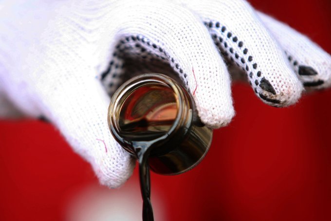 Стоимость нефти снизилась на почти на 1%