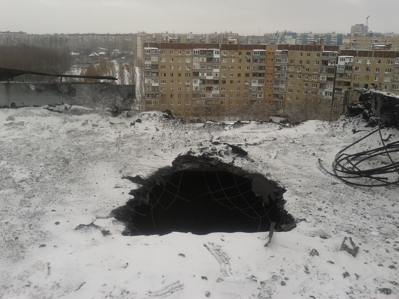 Как выглядит Донецк после бомбежки 1 декабря: разрушенная школа и разбитые девятиэтажки