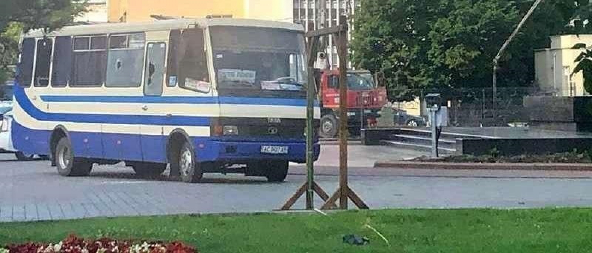 СМИ сообщают о захвате еще одного автобуса в Луцке: к операции подключили спецназ полиции