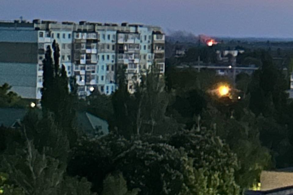 ​В Бердянске серия взрывов: жители наблюдали столб огня у аэродрома, захваченного ВС РФ