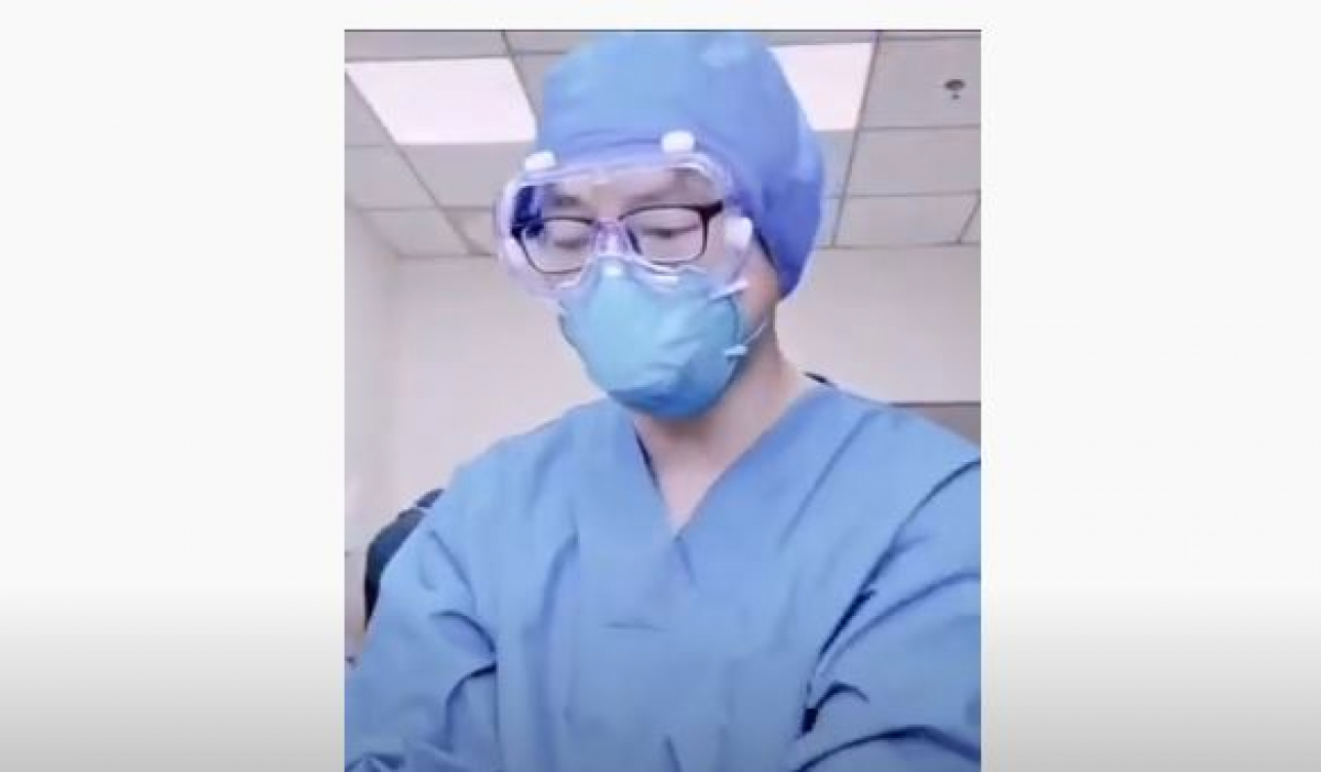 Врач из Китая показал, как защищается от коронавируса: смена в таком костюме - тяжелое испытание, кадры