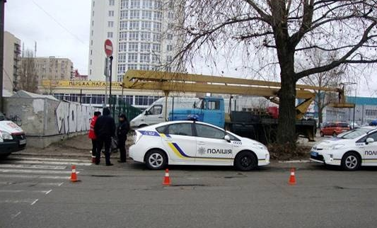 Шокирующее ЧП в Киеве: уголовник с топором набросился на прохожих, есть пострадавшие