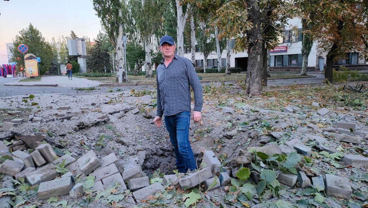 Обстрелян центр Донецка: погибли два человека - появились фото последствий