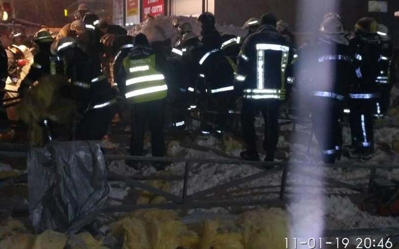 Десятки спасателей в Харькове разбирают завалы после падения крыши торгового павильона: много пострадавших
