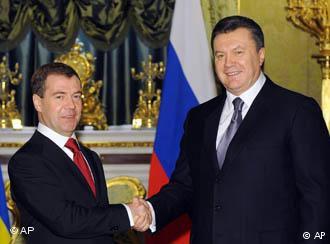 ​"Даже Янукович вышел на люди из изгнания", - сбежавший президент был замечен на ЧМ рядом с Медведевым
